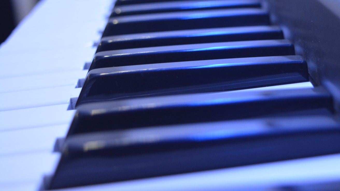 music_texture_keyboard_vertical_1312x738