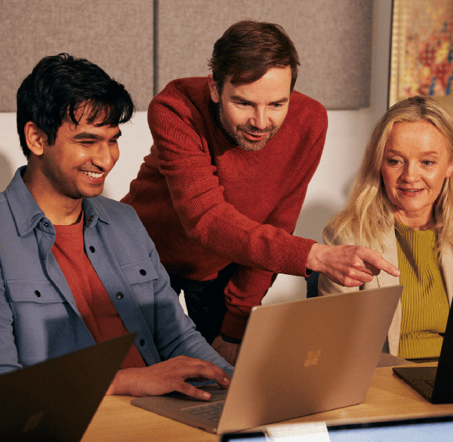 tout_employees_collaboratinglaptop_656x640