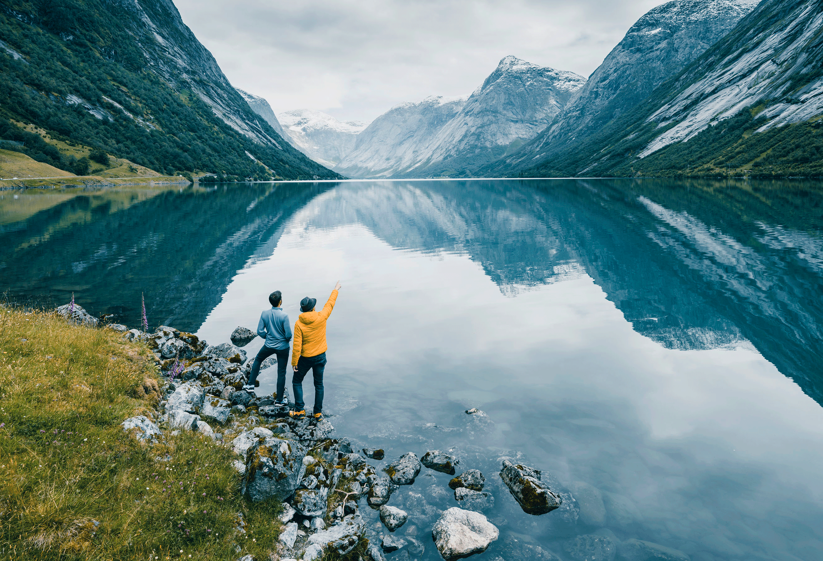 Par i norsk natur. Kikke mot fjord og fjell.