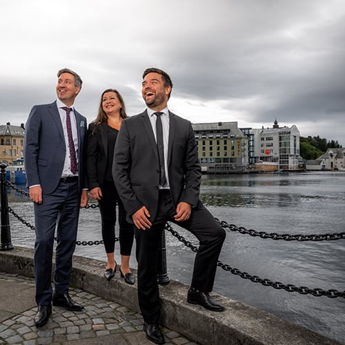 Tre eiendomsmeglere fra Eiendomsmegler Vest i Ålesund, på kaia i byen. 