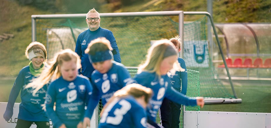 Fjaler idrettslag på fotballbanen - fikk støtte fra Sparebanken Vest