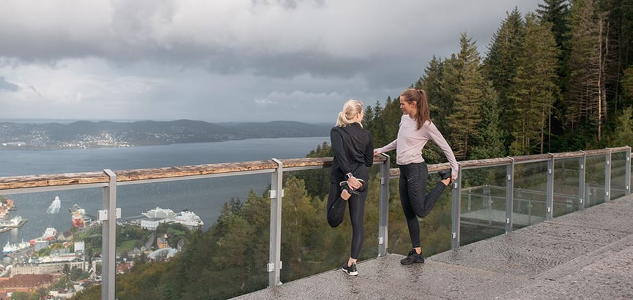 To damer tøyer ut på Fløyen