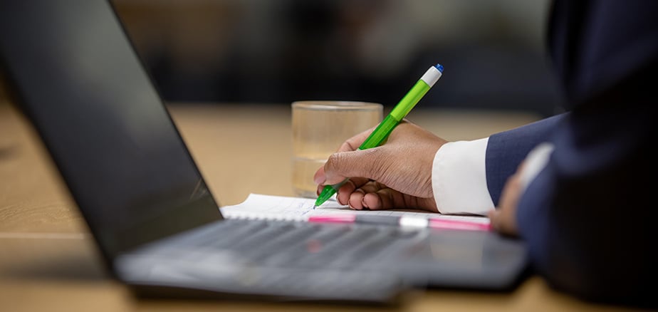 Nærbilde av laptop tatt fra siden.