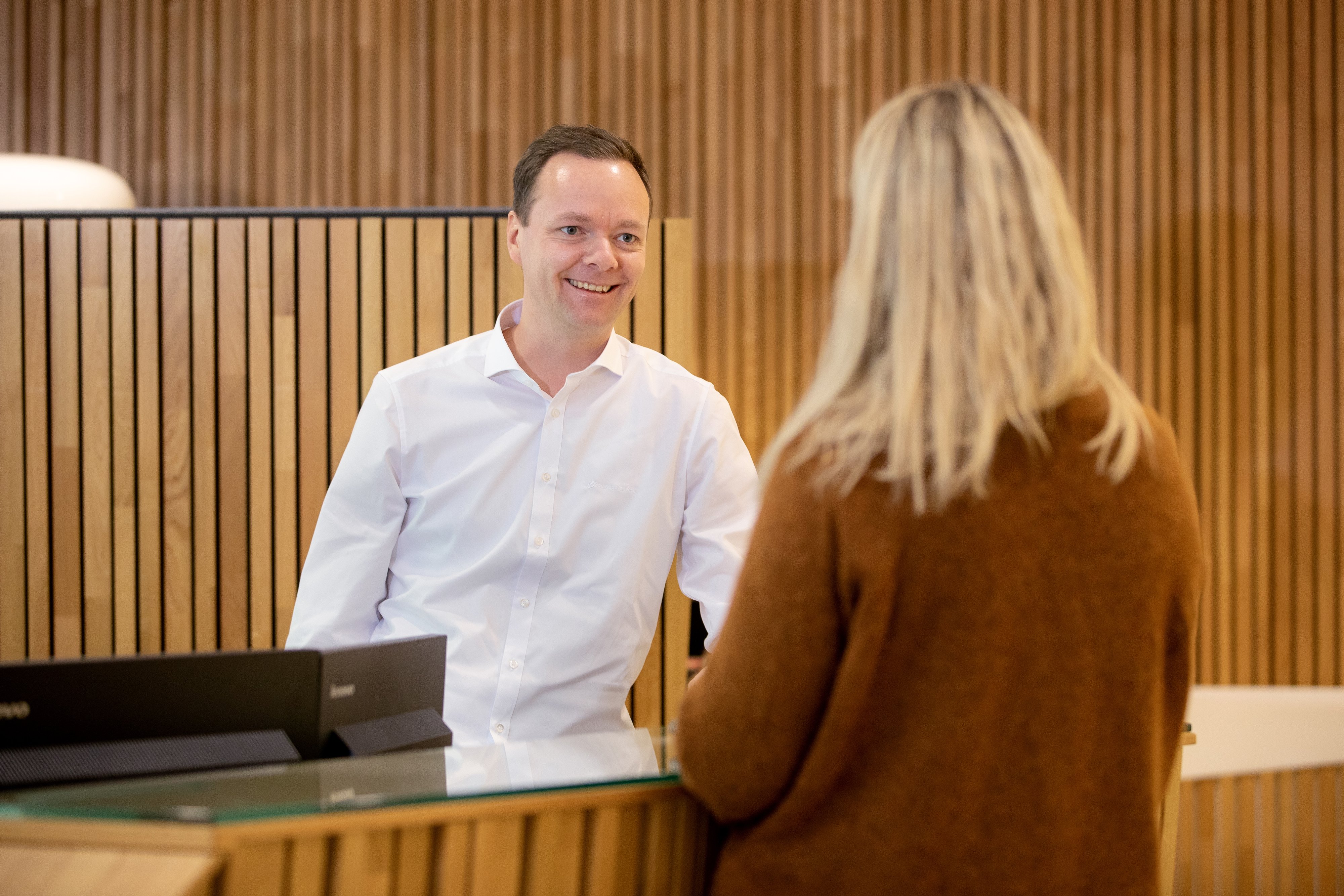 Banksjef Jan Tore Smith i Sparebanken Vest hjelper kunde