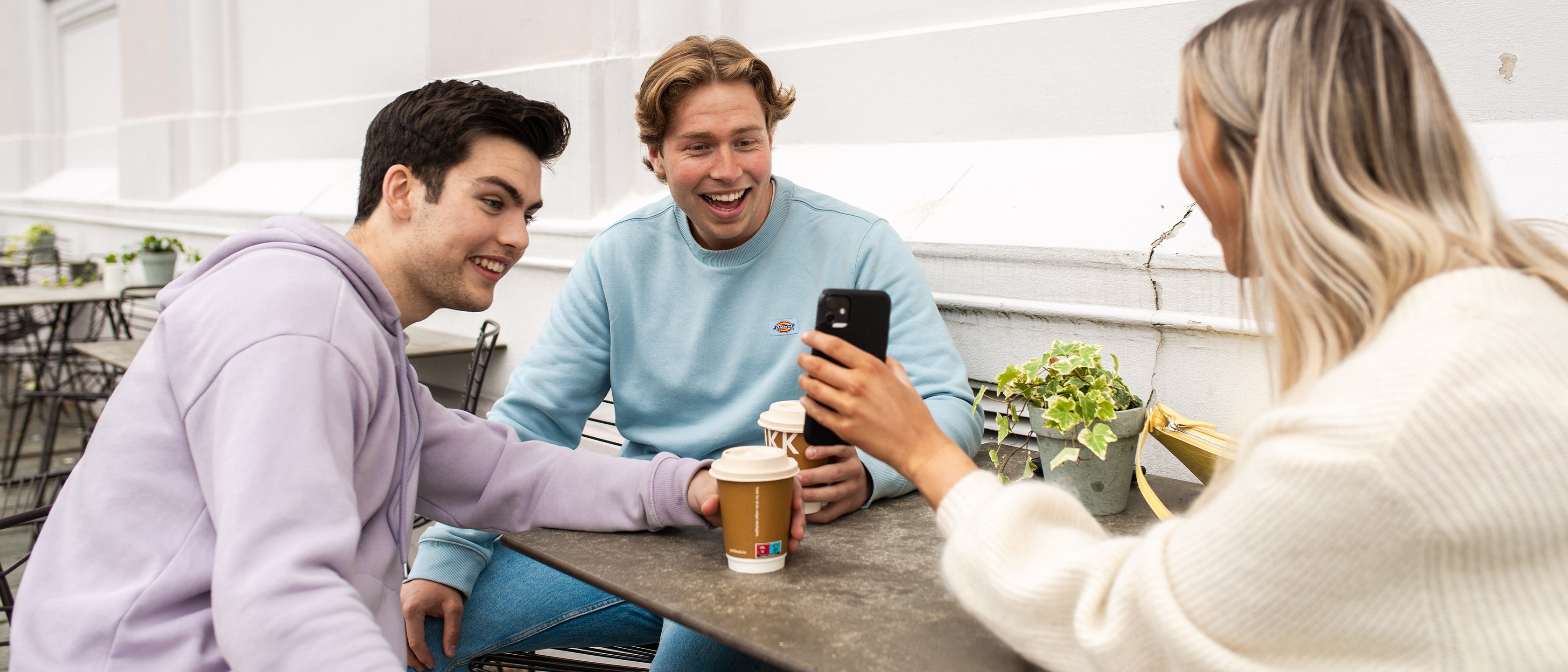 Tenåringer på cafe