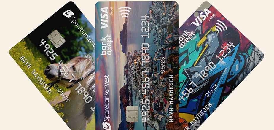 Tre bankkort fra Sparebanken Vest med personlig kortdesign.