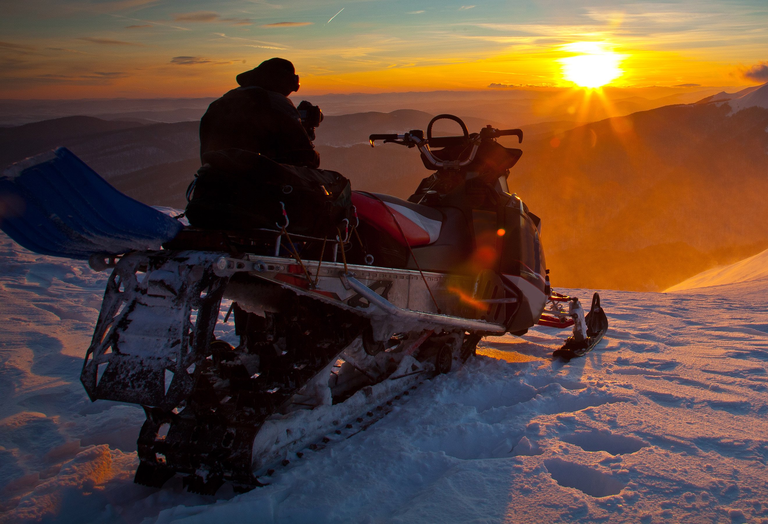 Snøskuter på vidda i solnedgang