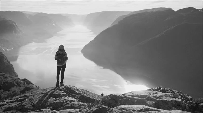 Jenter_Lysefjorden_still
