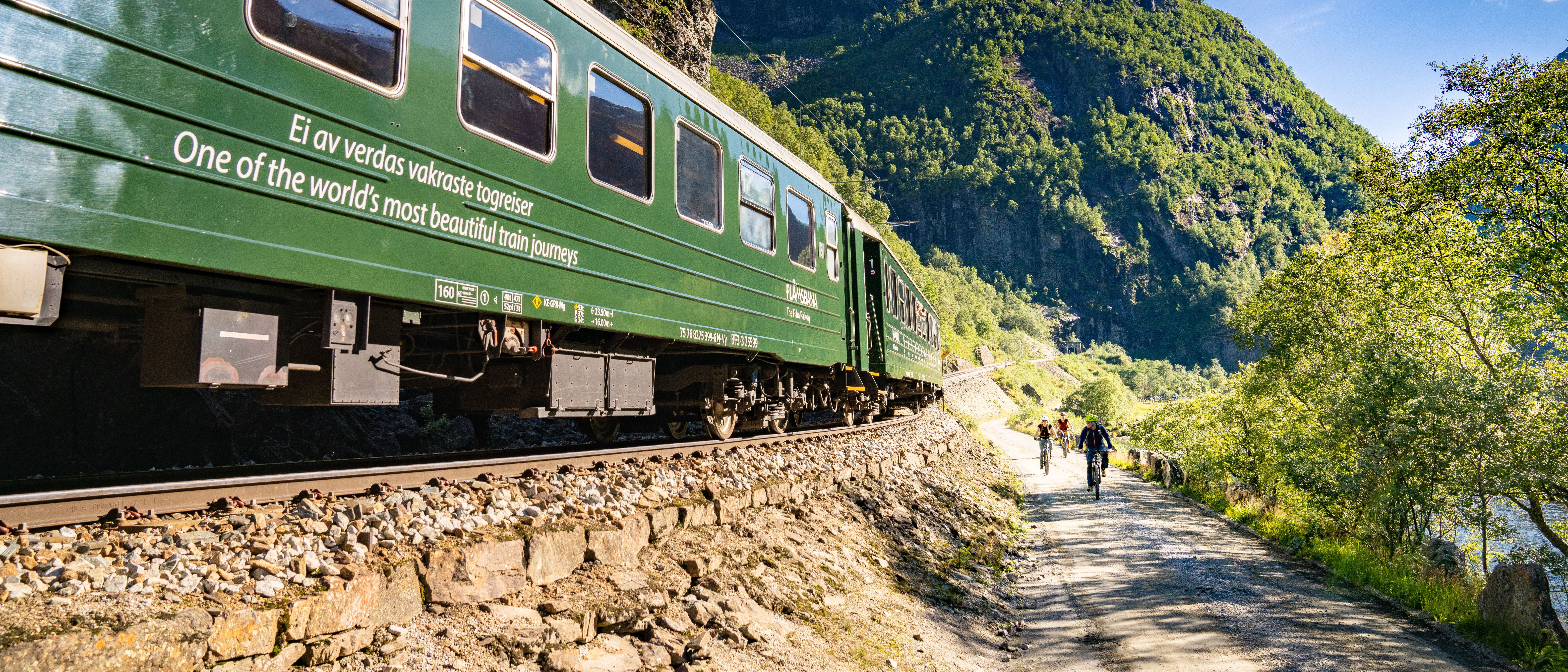 Flåmsbanen passerer syklister på rallarvegen