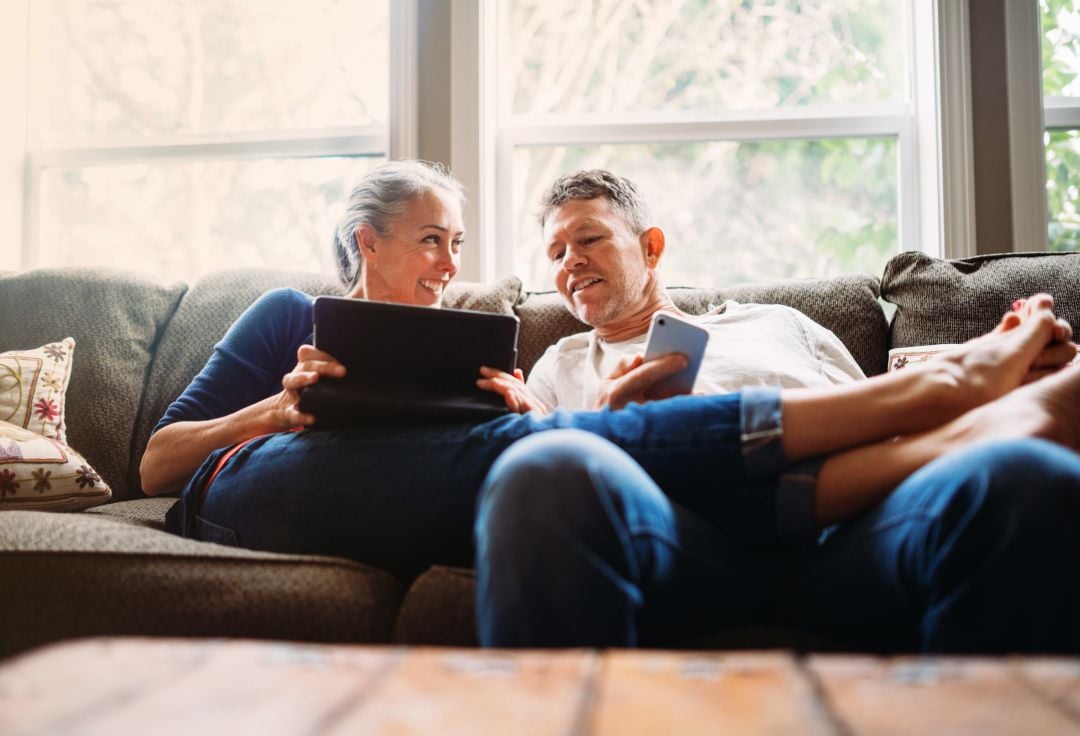 Par-i-sofa-med-ipad-1080