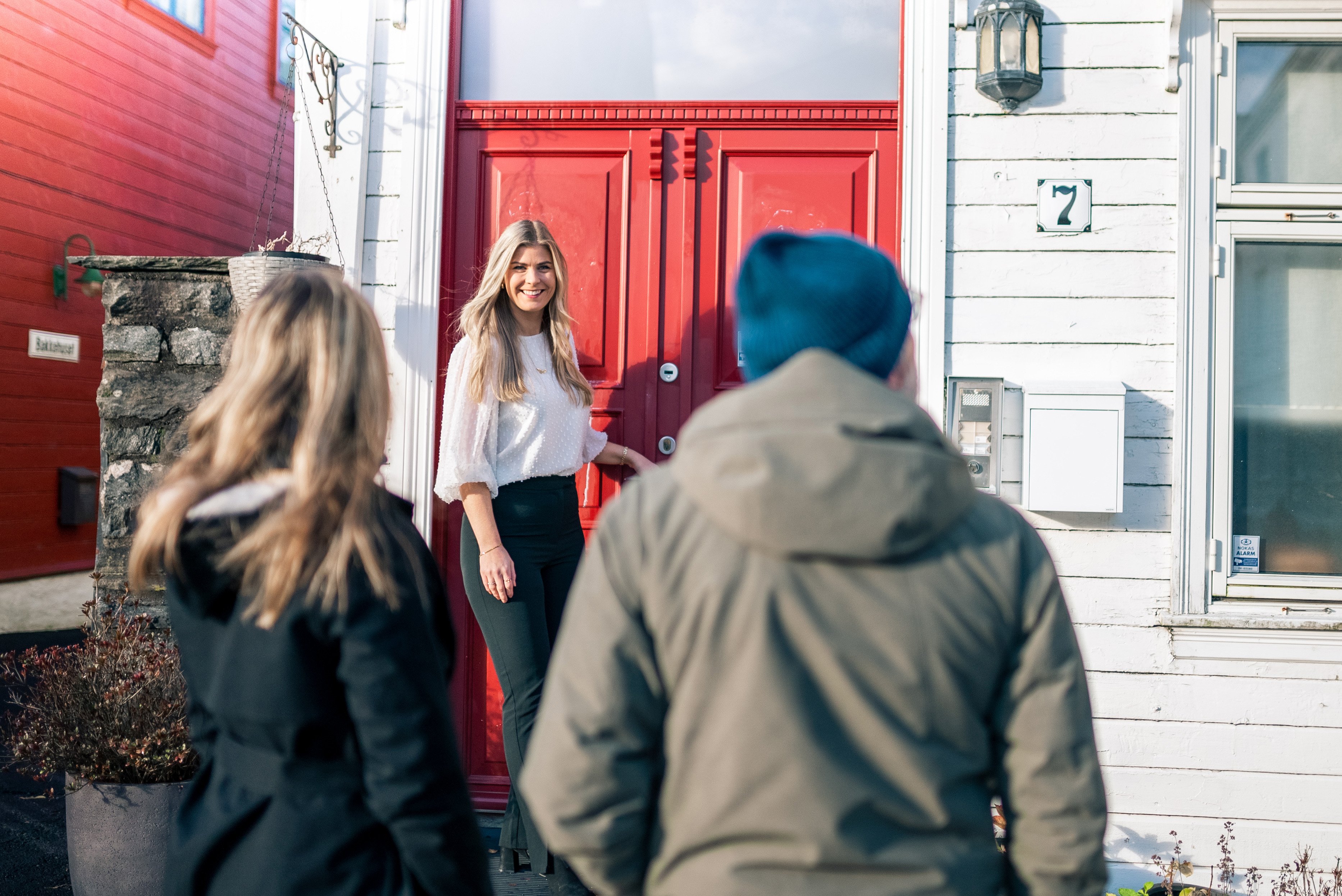 Megler ønsker to personer velkommen til visning