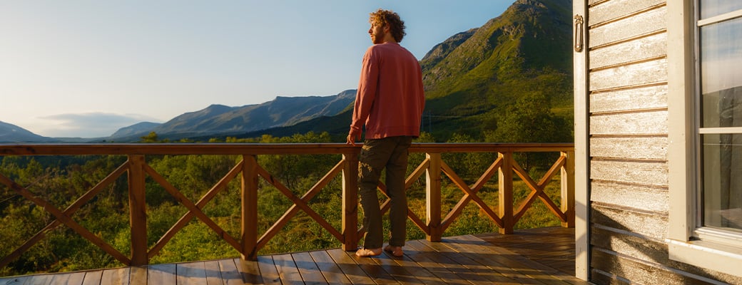 Mann-pa-hytteterrasse-Sparebanken-Norge