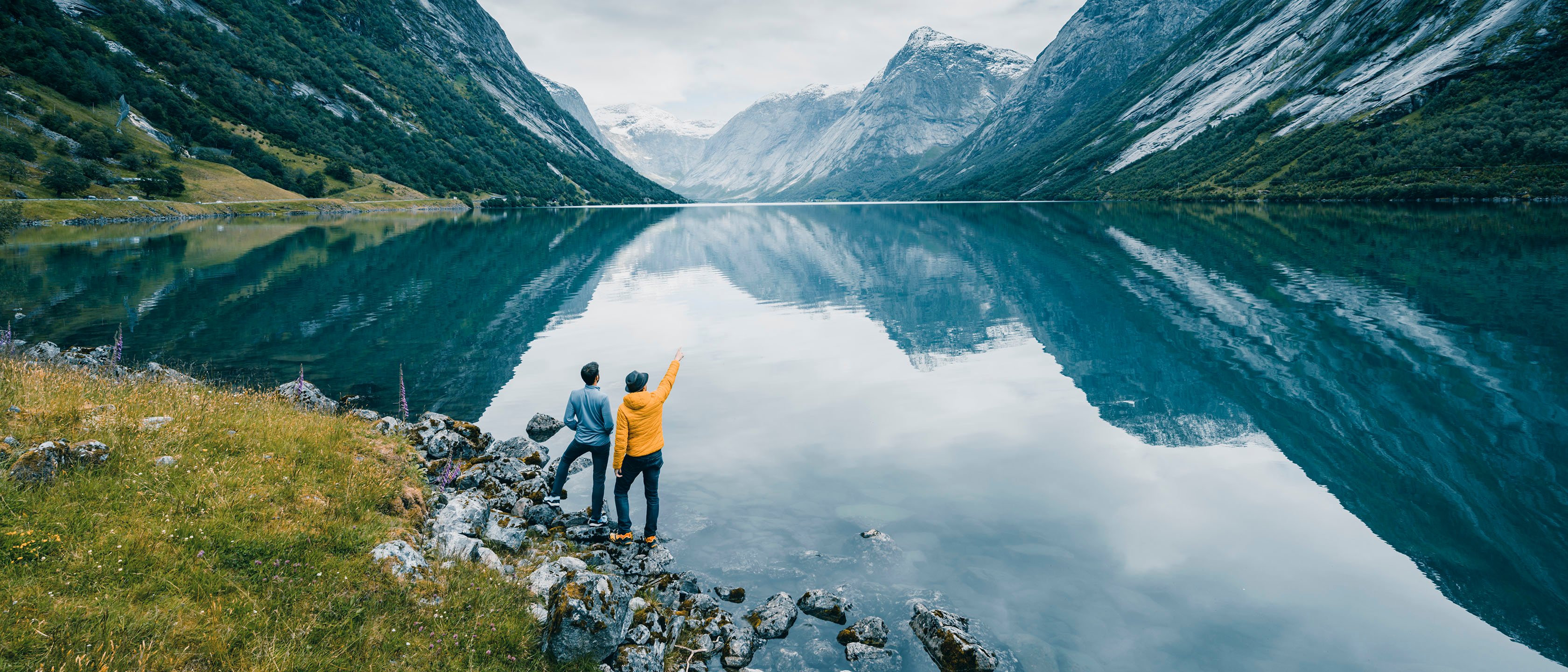 Par i norsk natur. Kikke mot fjord og fjell.