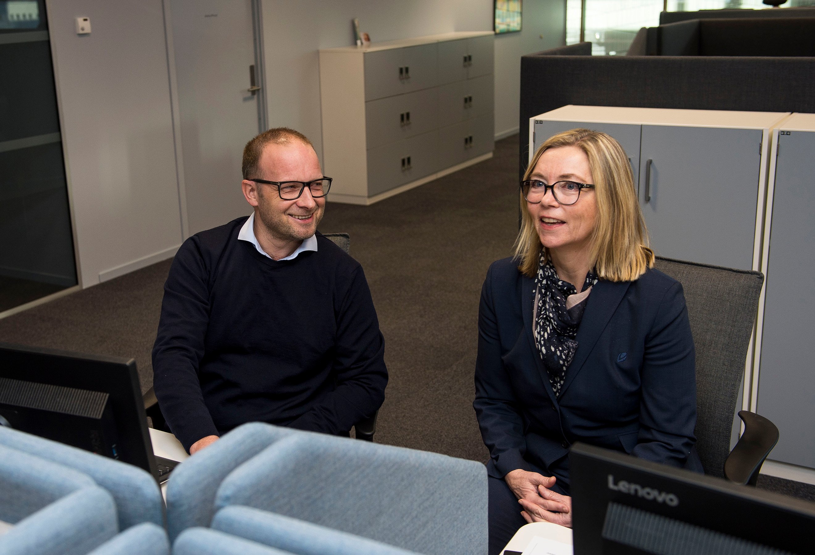 Banksjef Ommund Braut og rådgiver Gerd Elisabeth Joa på kontoret i Sandnes