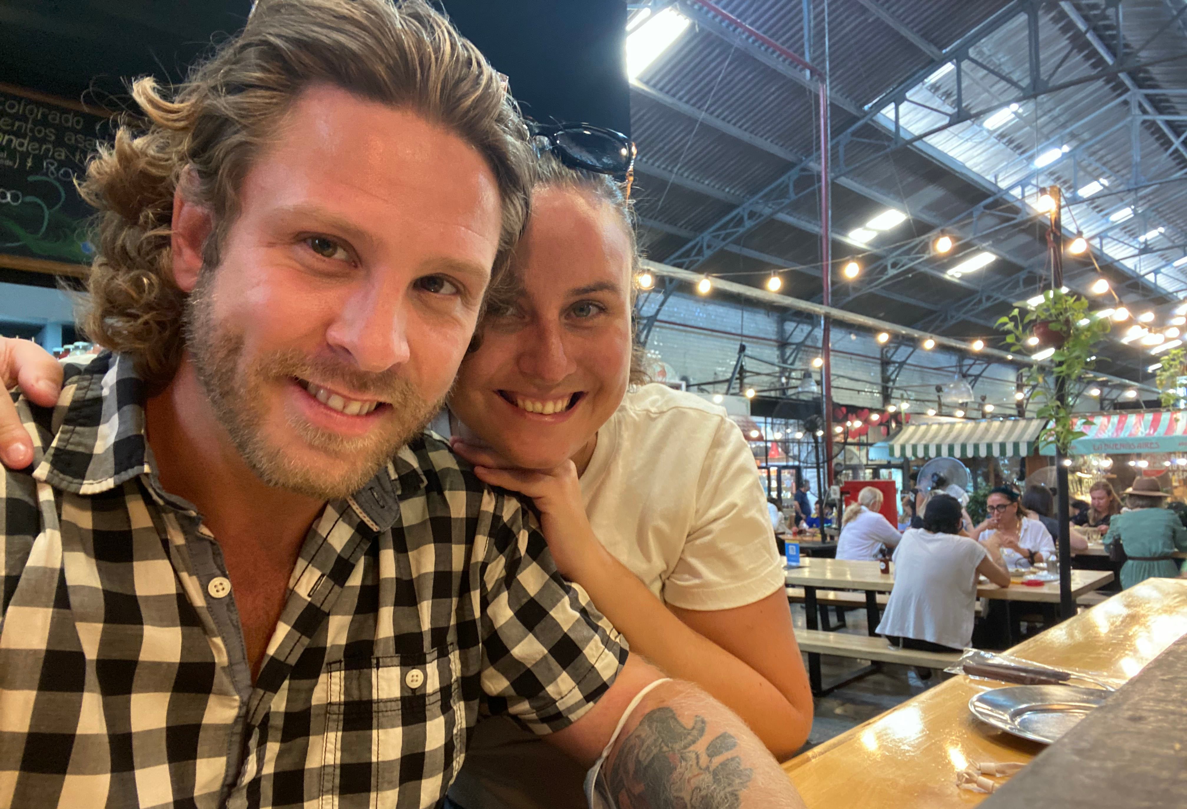 Selfie av par som smiler etter å ha fått kundeutbytte fra Sparebanken Norge
