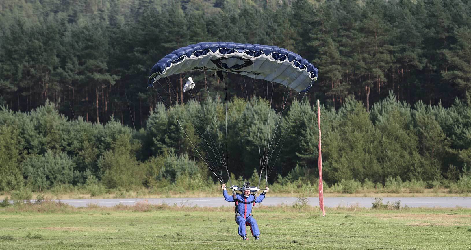 jarle-hus-fallskjermhopper-landing