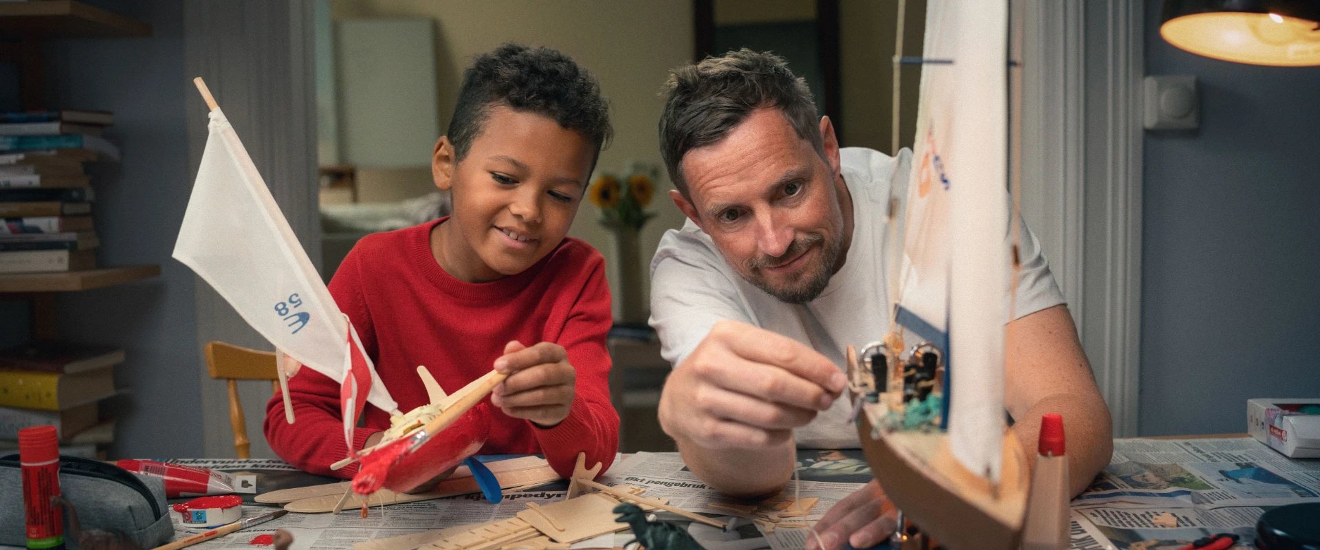 Far og sønn med modellbåter