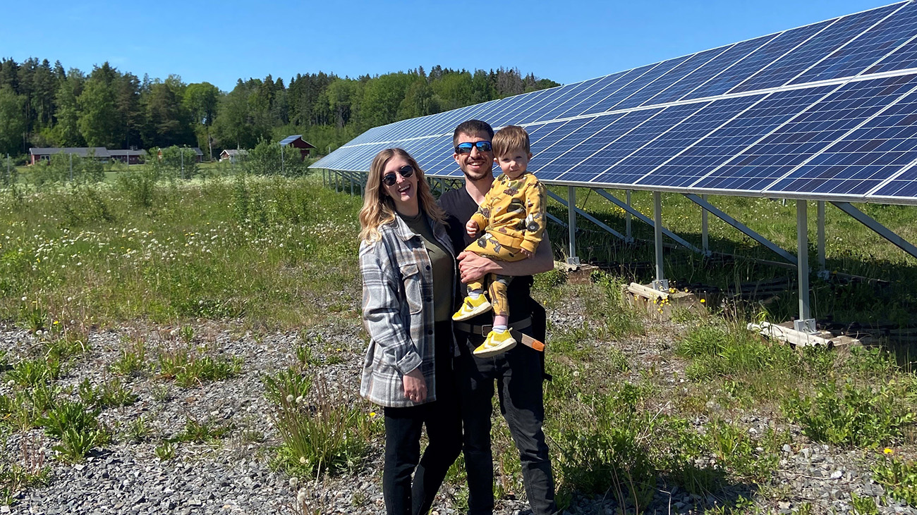 Familien Buhl foran solcellepanel.