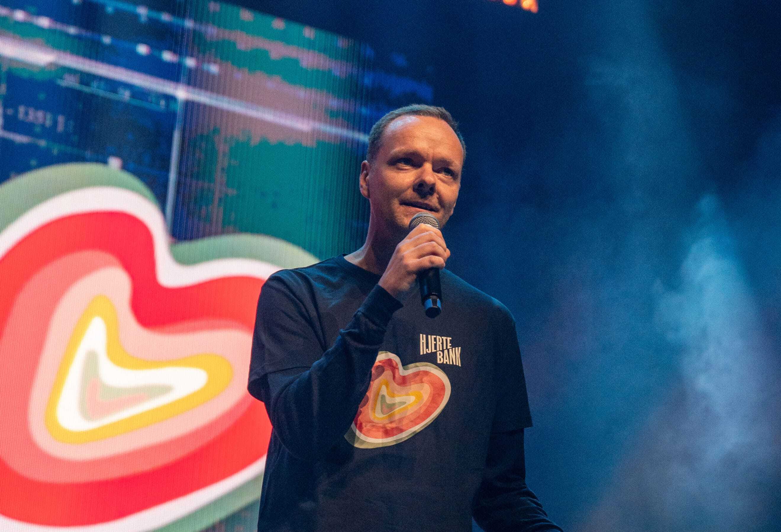Jan-Tore Smith sier velkommen fra scenen