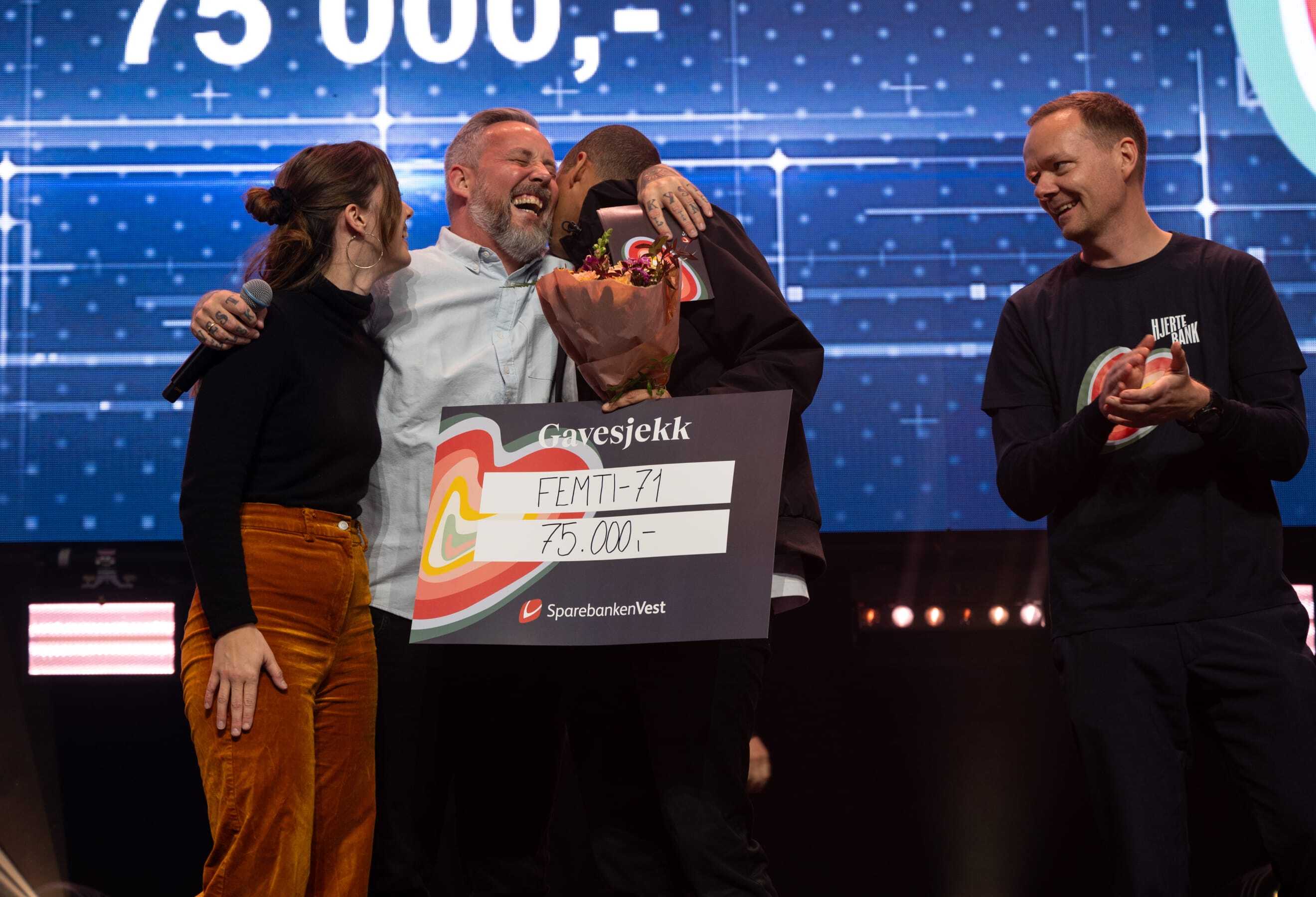 Femti-71 tildeles en 75.000 kroner under hjertebank