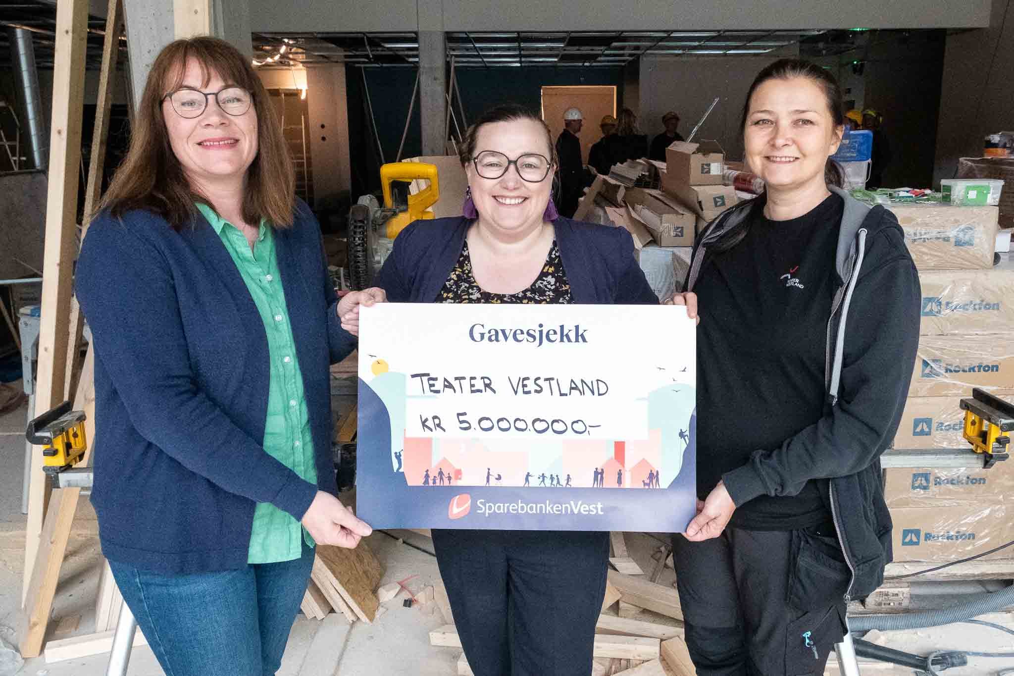 Teater Vestland mottar gave fra Sparebanken Norge