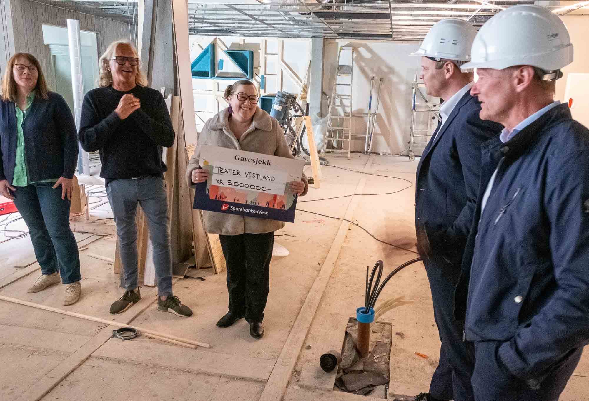 Teater Vestland mottar gave fra Sparebanken Norge