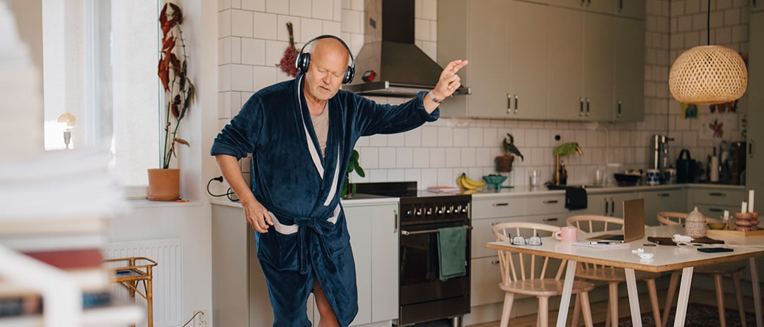 IPS Mann som danser på kjokkenet