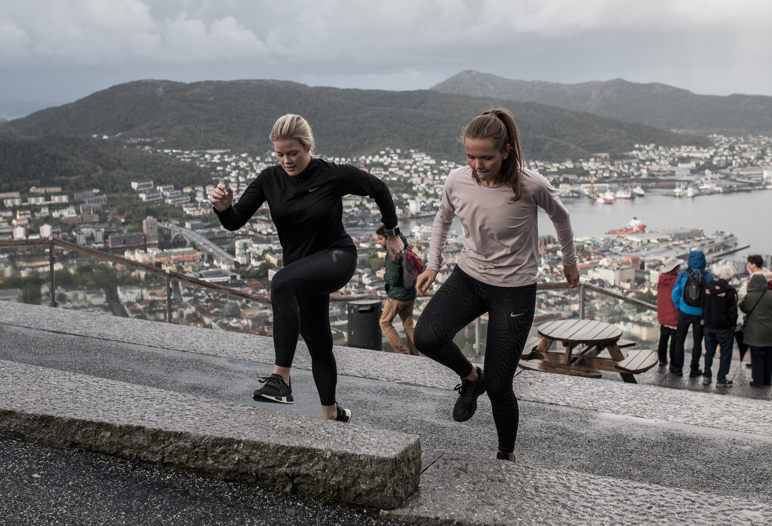 To damer trener i trappene på Fløyen