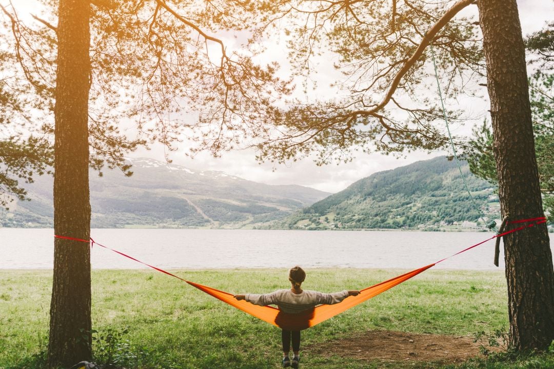 Kvinne i hengekøye på Voss - Sparebanken Norge