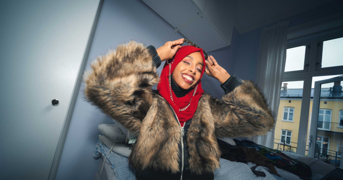 Ung jente som smiler