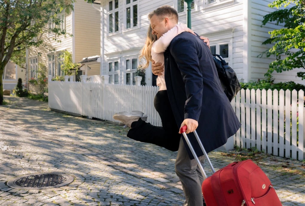 Far og datter klemmer