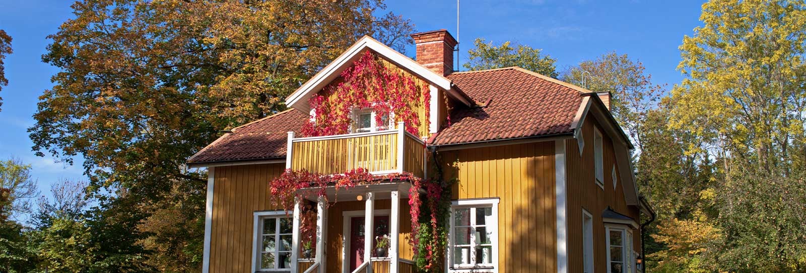 Gult hus på høsten