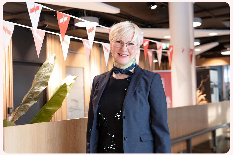 Rådgiver Synnøve Midthun i banklokale - Sparebanken Norge