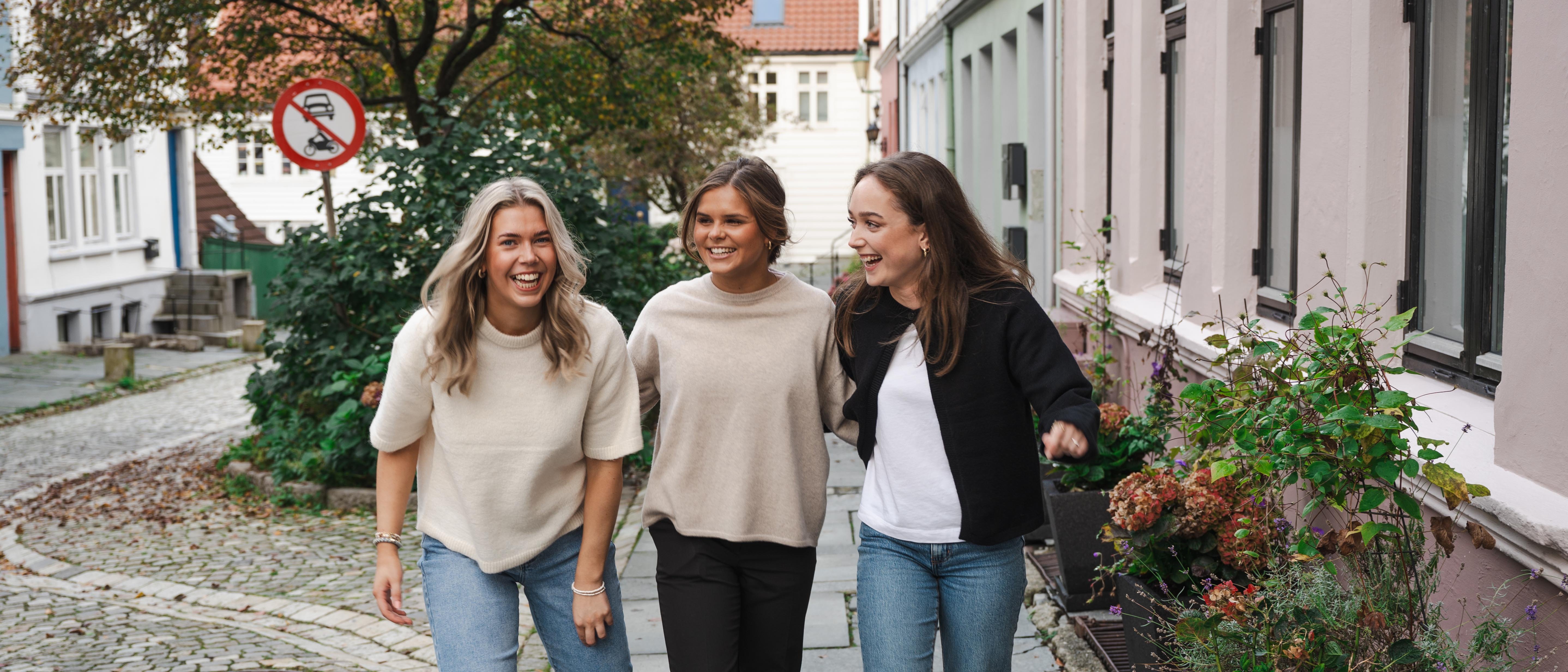 Malin, Hannah, og Sara i Norske kollektiv gående i gate