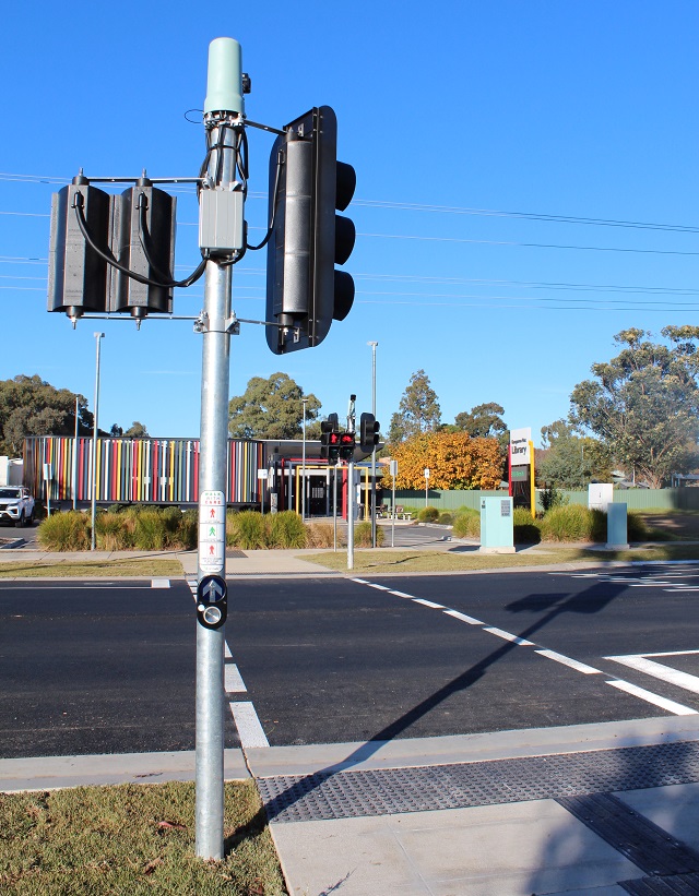 Image of the completed Lockwood Road Pedestrian operated signal looking towards the Kangaroo Flat Library