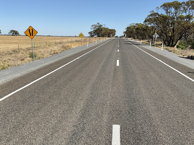 Image of the Warracknabeal-Birchip Road at Morton Plains