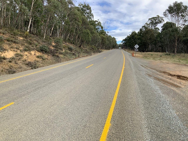 Image of the Great Alpine Road in Cobungra sweeping left hand curve