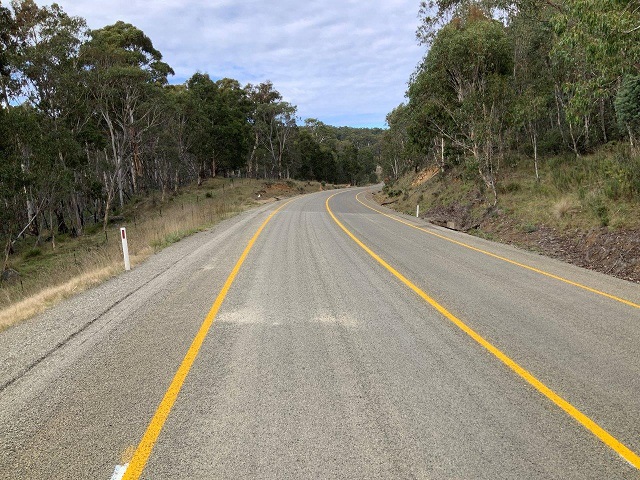 Image of the Great Alpine Road in Cobungra sweeping right hand curve