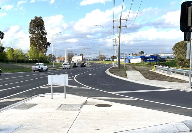 Image of new extended left turn lane on Edgars Road onto Mahoneys Road.