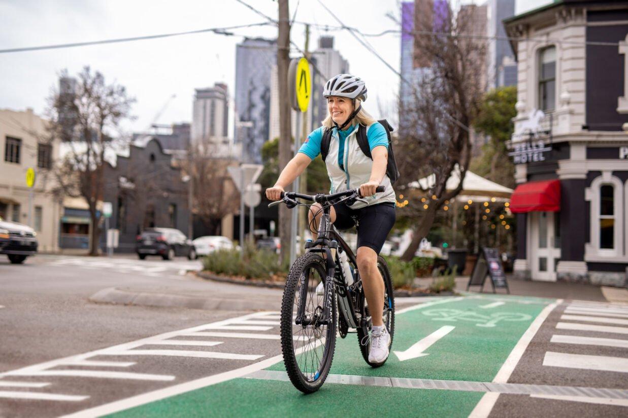 cyclist-woman-city-green-bike-lane