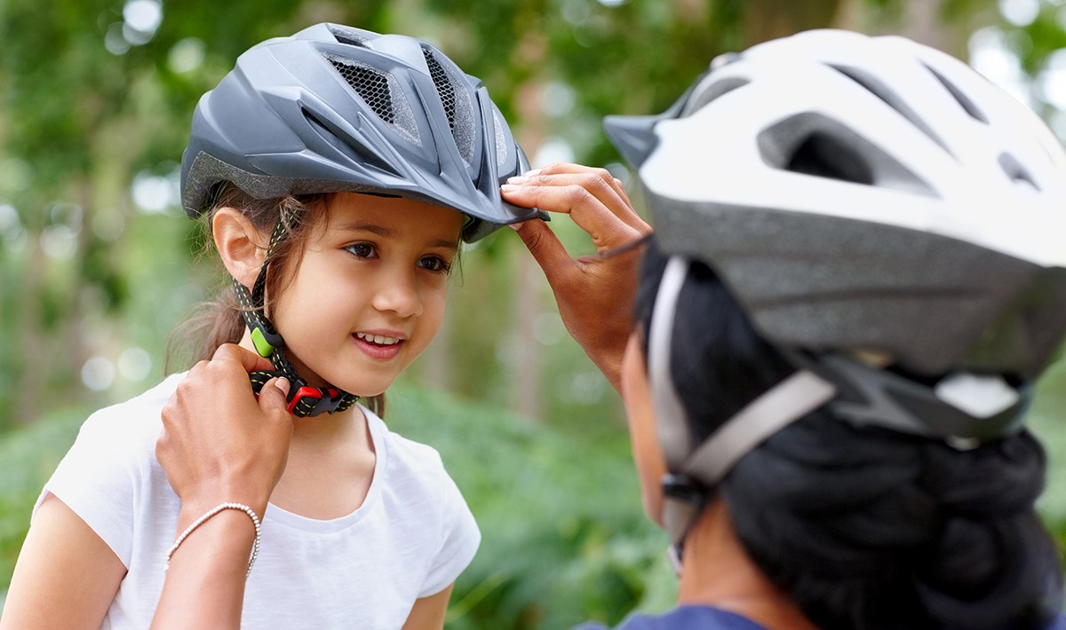 mom-adjusting-bike-helment