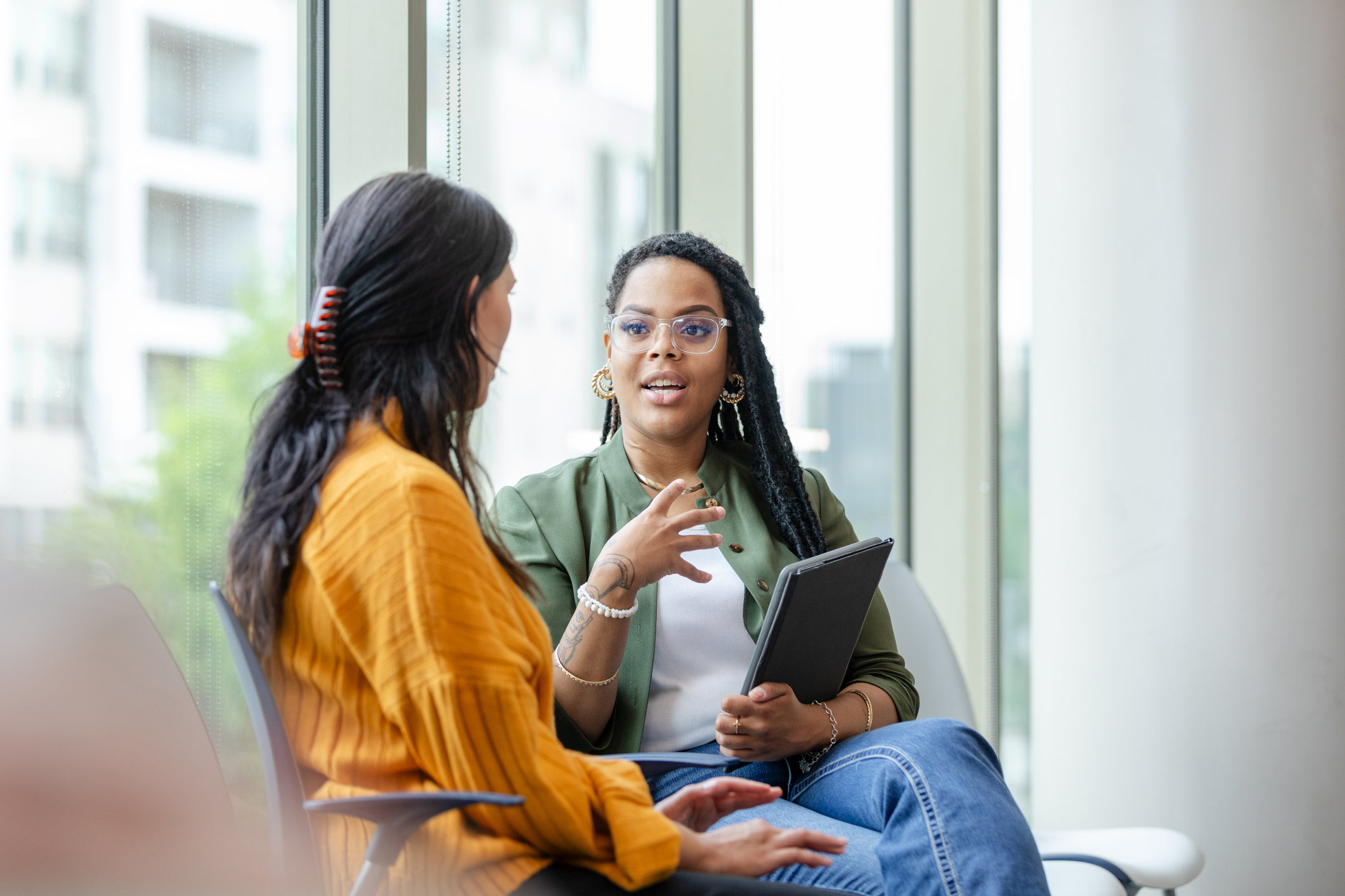 female-therapist-speaking-with-patient