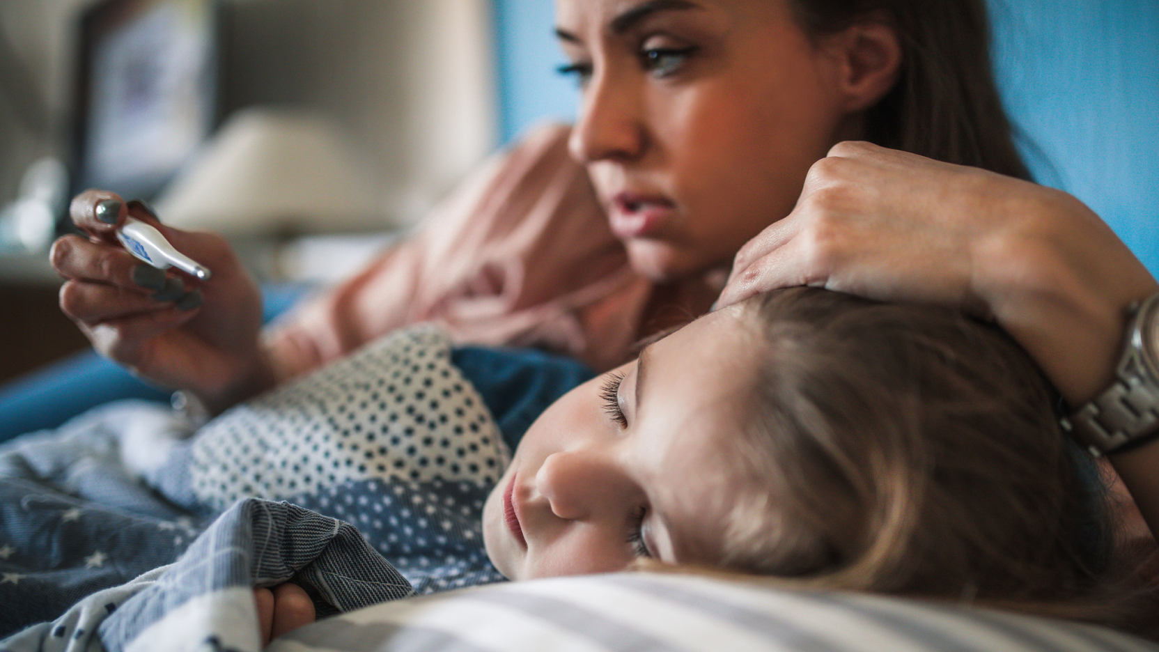 measure-temperature-on-sick-child-covid-19