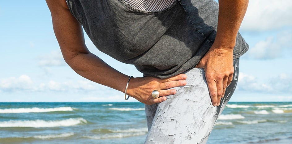 woman-holding-hip-944x466