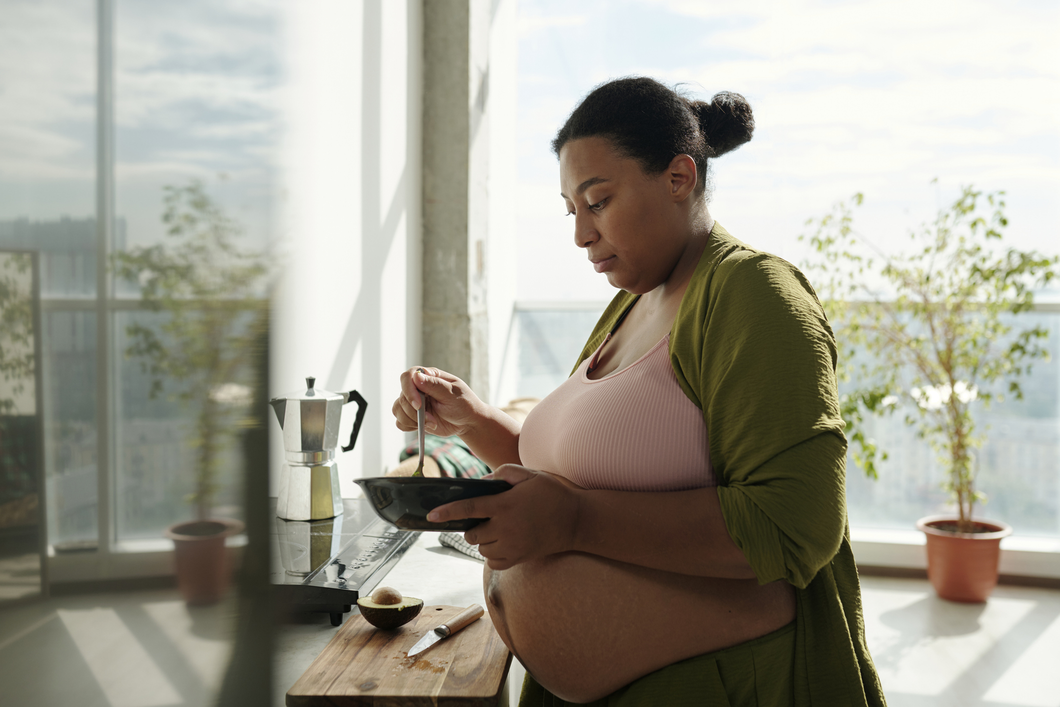 pregnant-woman-eating-dinner