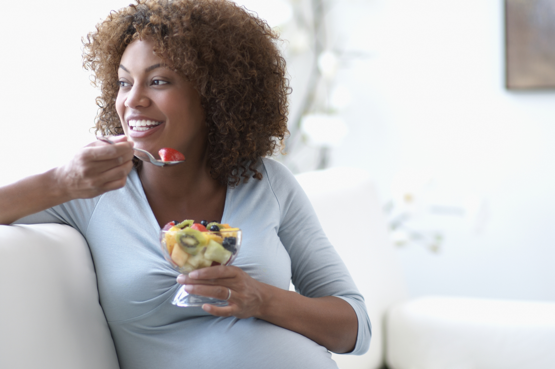 pregnant-woman-eating-fruit