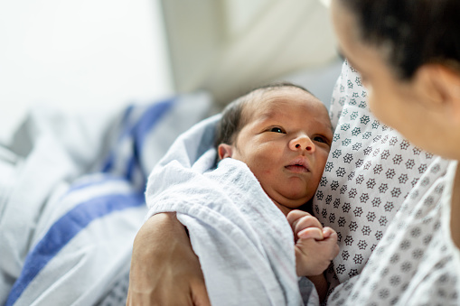 newborn-baby-looking-at-mom