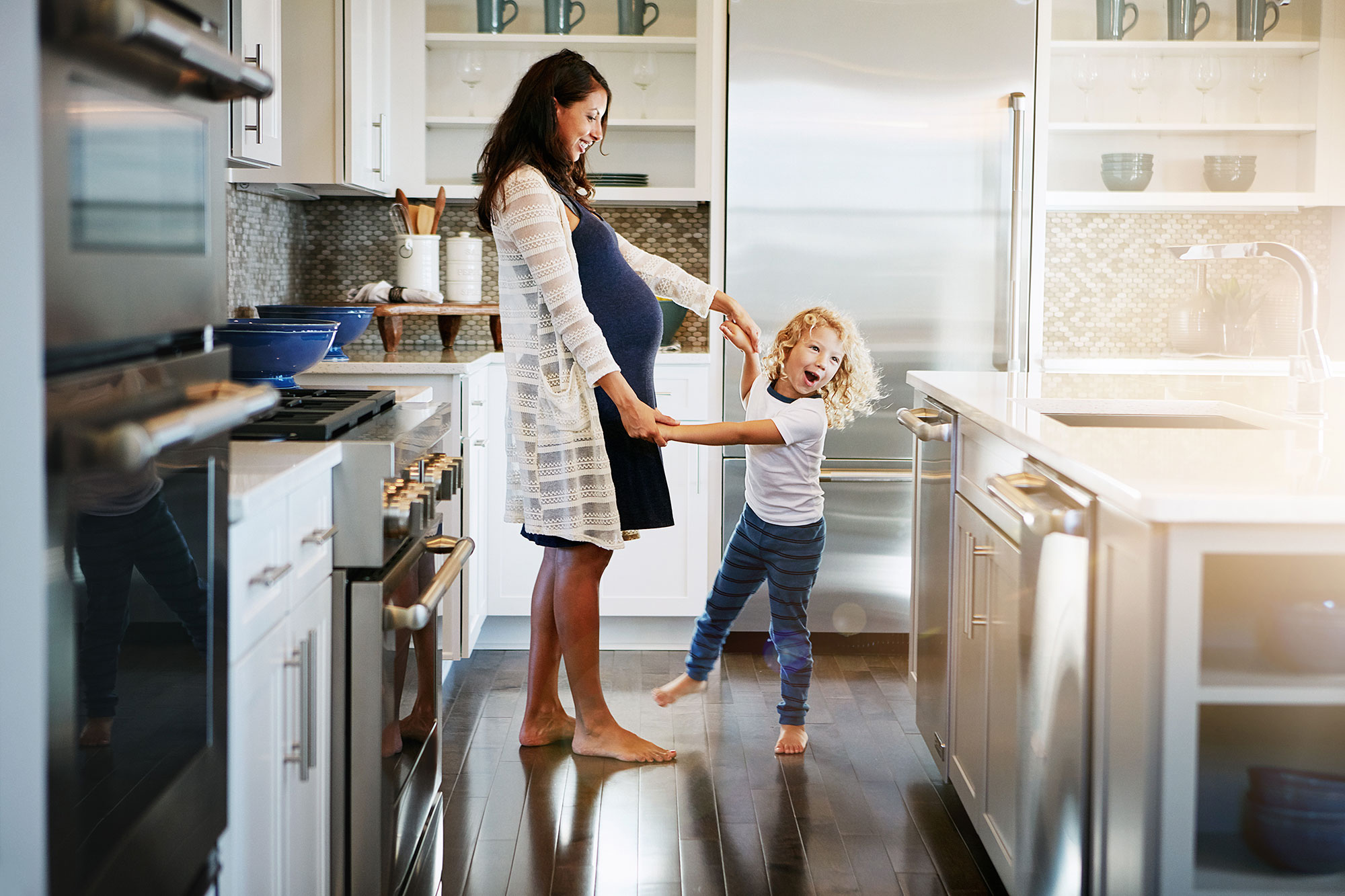 pregnant-woman-and-daughter