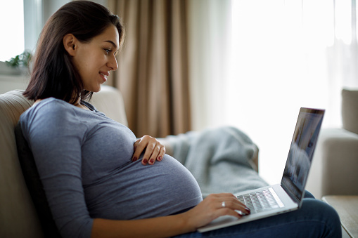 pregnant-woman-on-computer