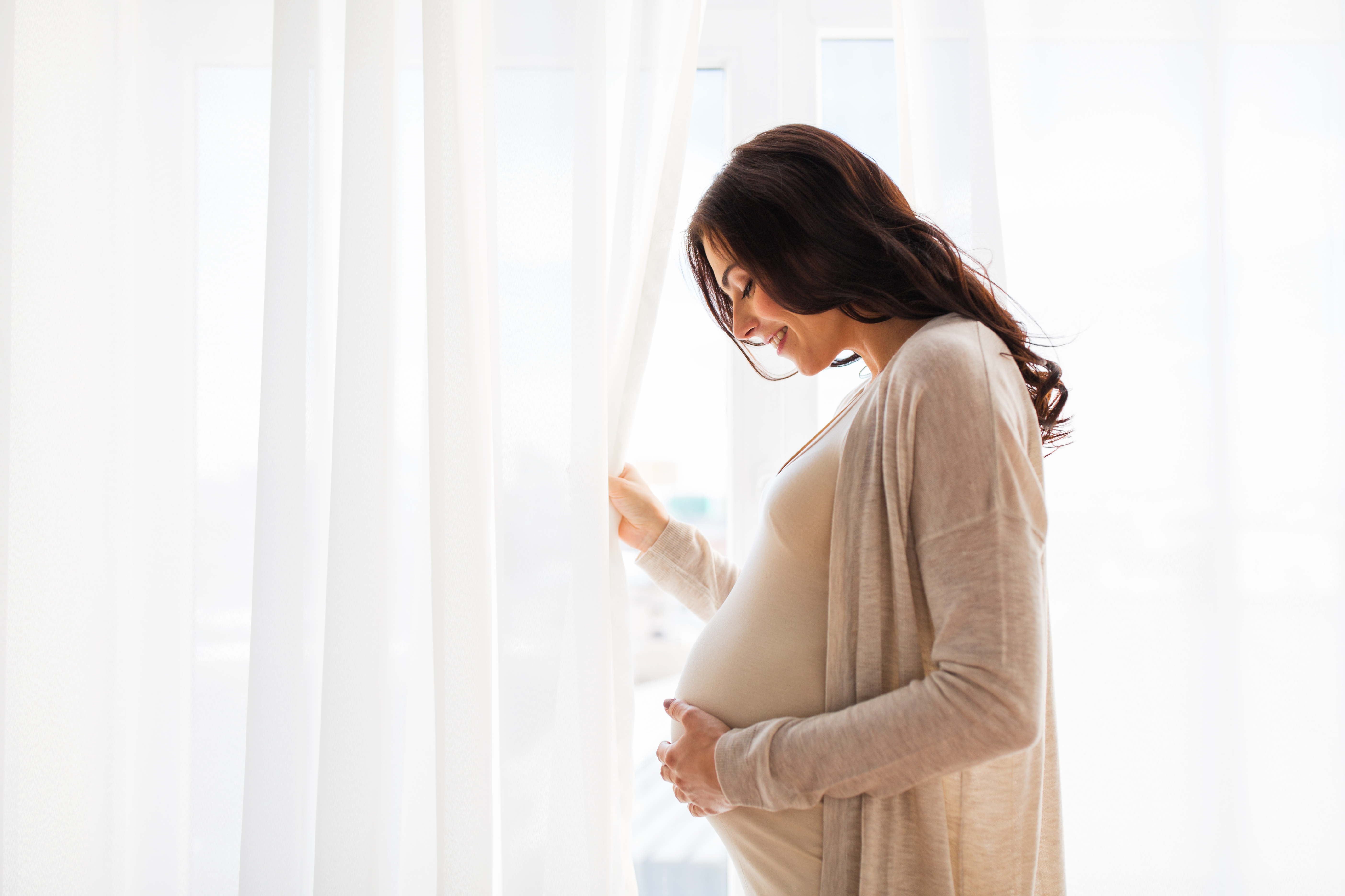 feeling-baby-move-pregnant-woman